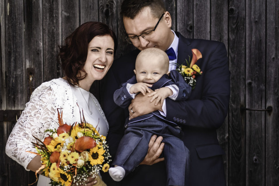 Krásná vysmátá nevěsta, ženich a jejich prcek, Svatební fotograf Kroměříž