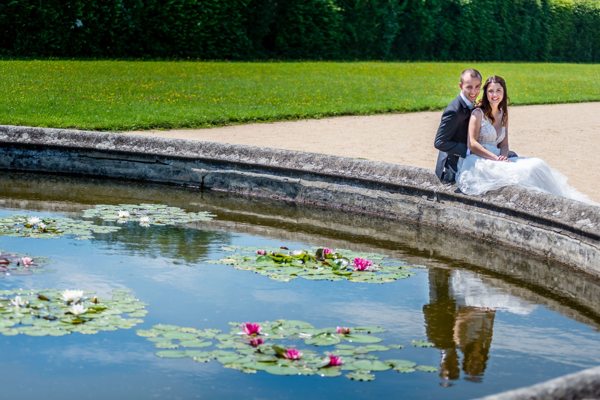 Letní svatba na zámku Milotice, focení v parku, zvládli jsme to i v pravé poledne. Svatební fotograf Zlín
