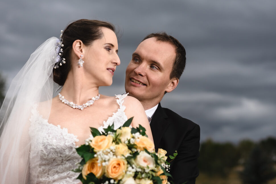 Nevěsta a ženich při focení portrétů, svatební fotograf Vysočina