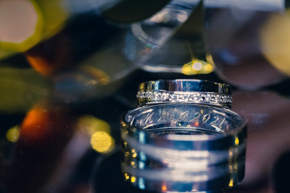 Detail snubních prstýnků, rytí, svatební fotograf Zlín