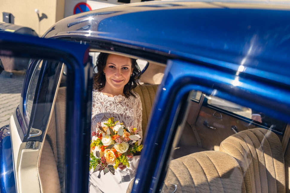 Krásná nevěsta při odjezdu na obřad, Svatební fotograf Praha