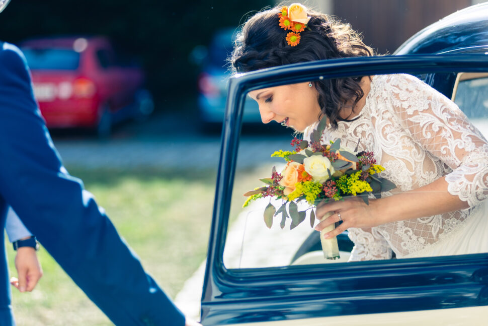 Svatební fotka před obřadem, nevěsta vystupuje z auta