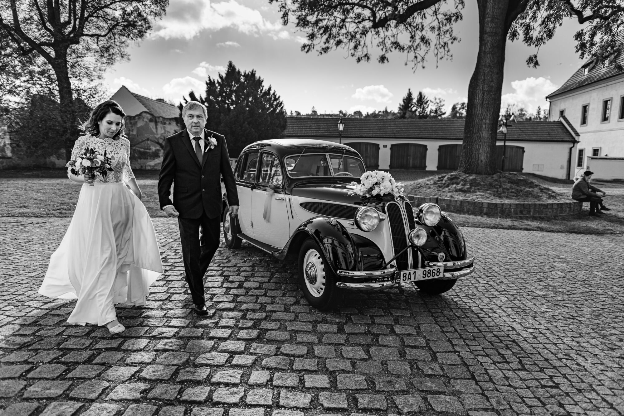 Svatební fotky před obřadem jako je tato, pěkně vystihují atmosféru dne, svatební fotograf Praha