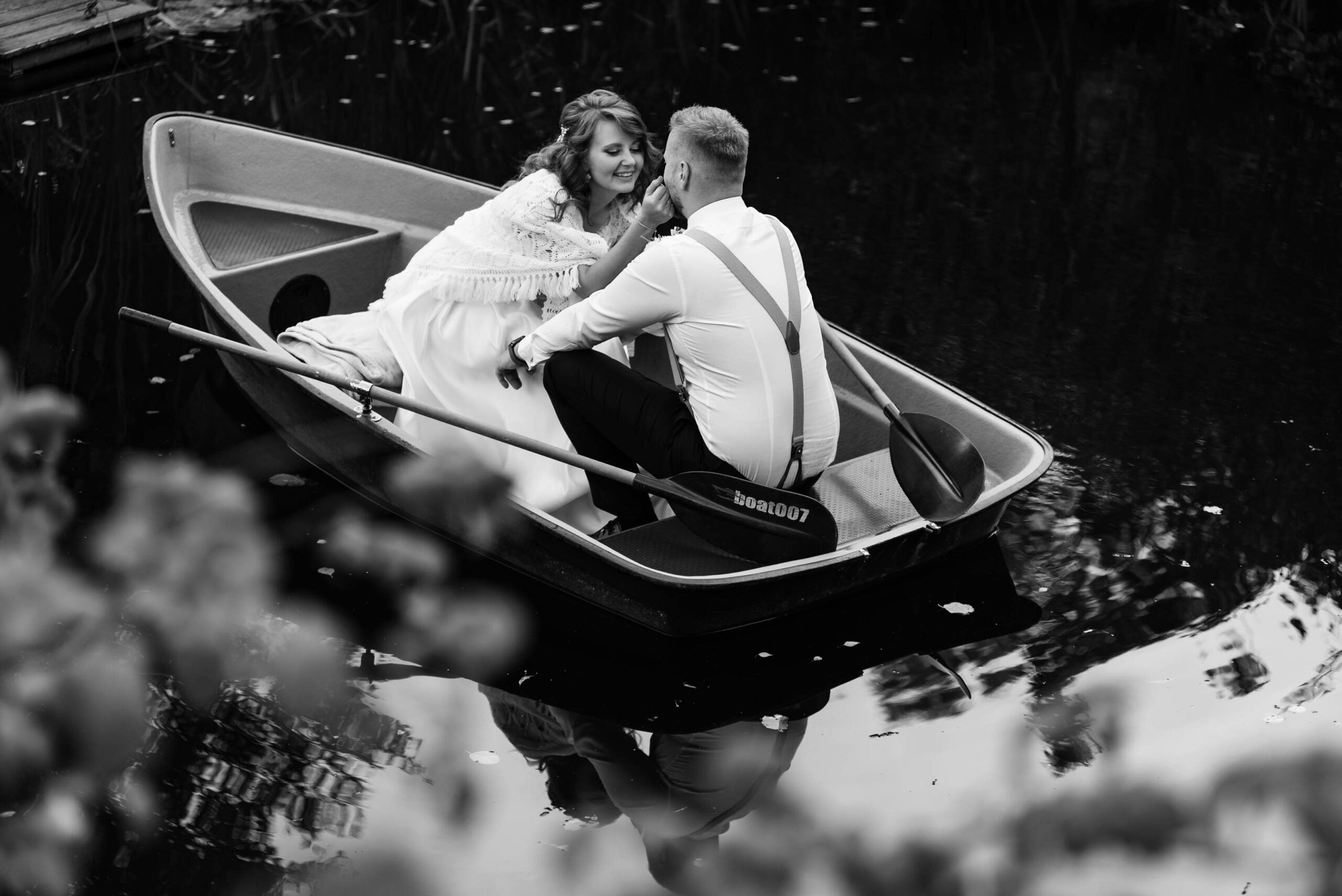 Svatební fotka, ženich a nevěsta na loče