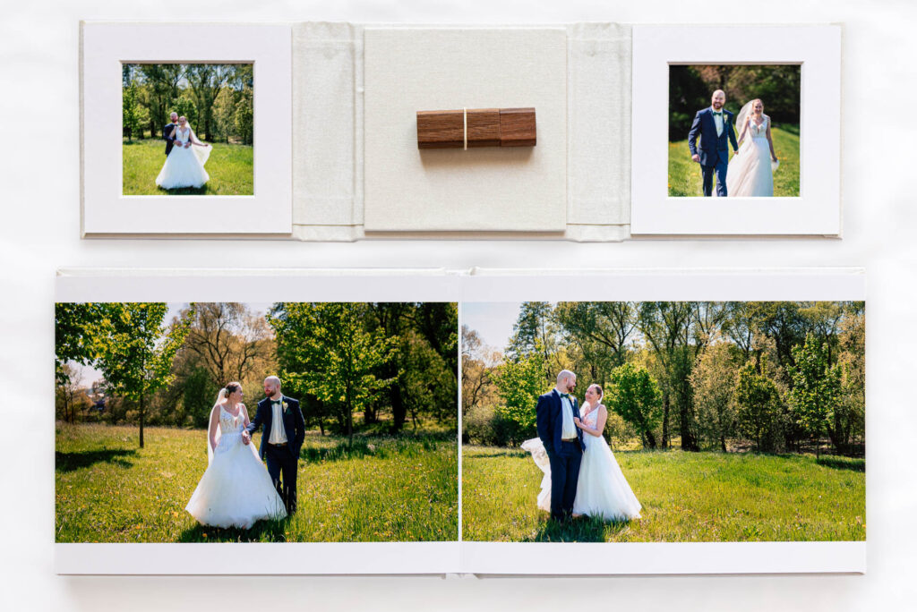 Součást svatebního balíčku svatebního fotografa je i USB flash disk v krásném bukletu a malá fotokniha