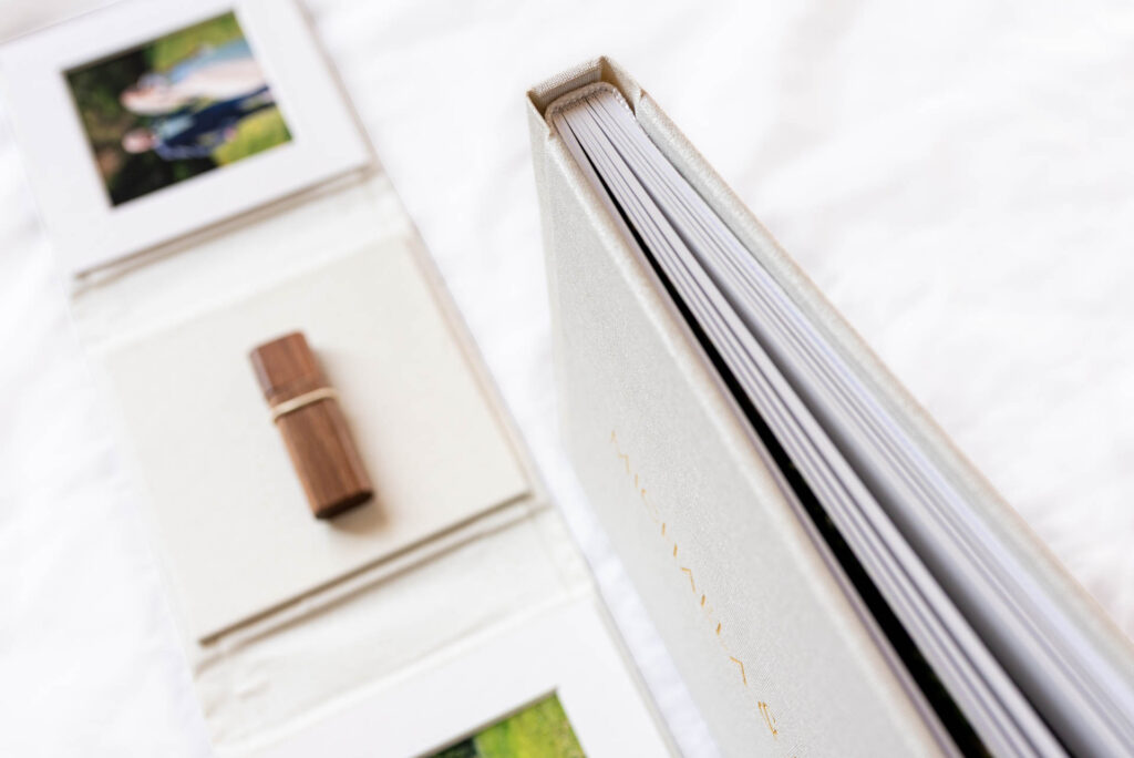 Součást svatebního balíčku svatebního fotografa je i USB flash disk v krásném bukletu a malá fotokniha